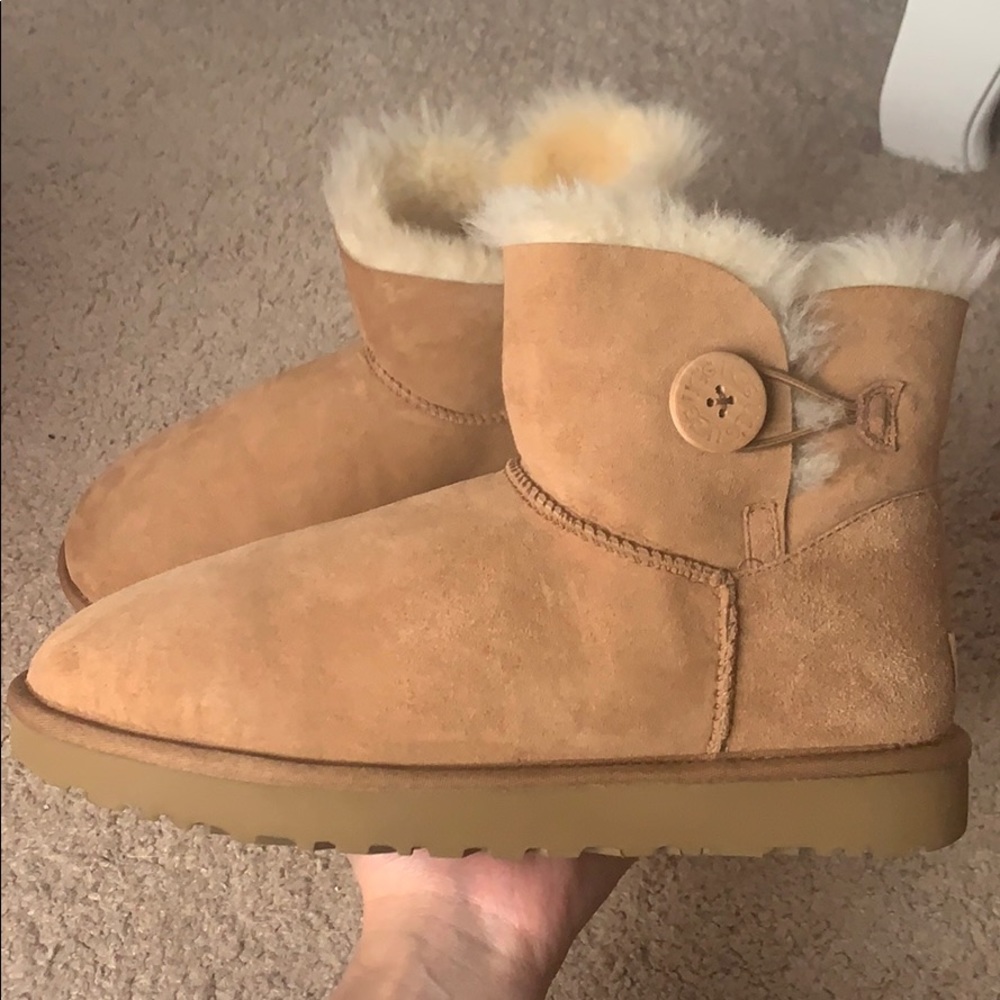 UGG Women’s Mini Bailey Button Boot - Picture 1 of 5